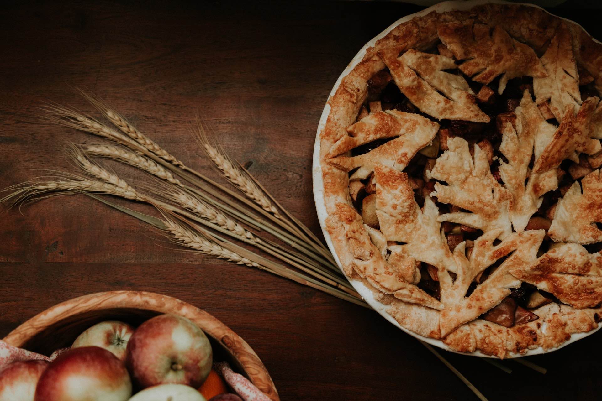 Delicious apple pie with fresh apples and a golden wheat crust.